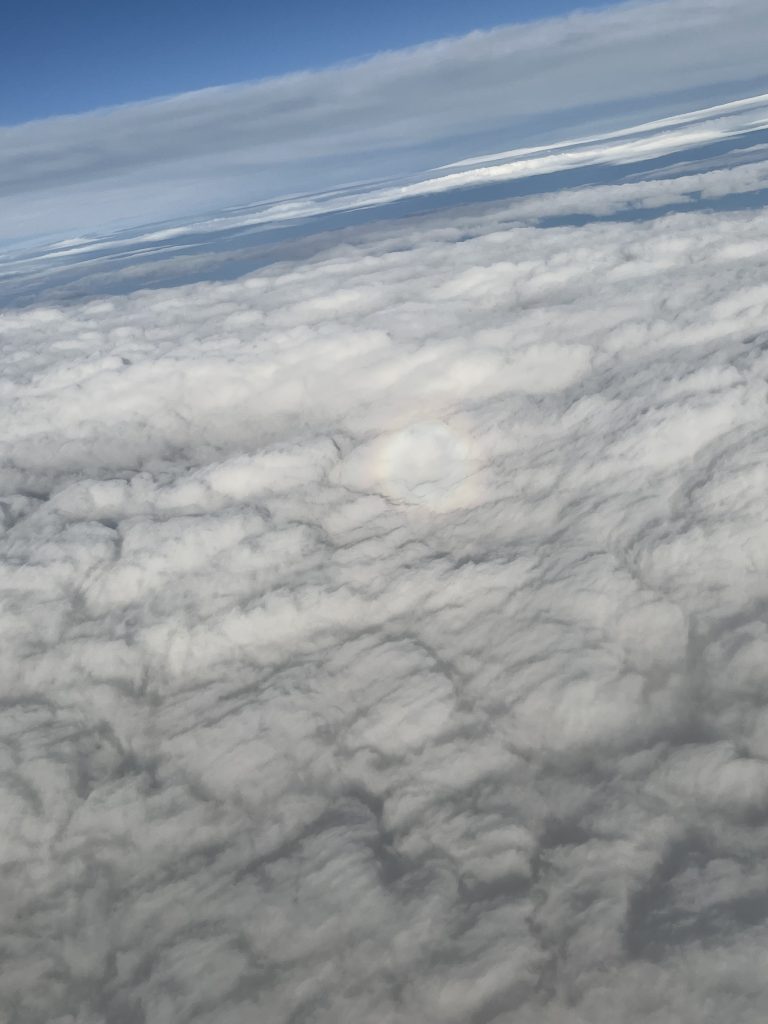 飛行機から見た丸い虹