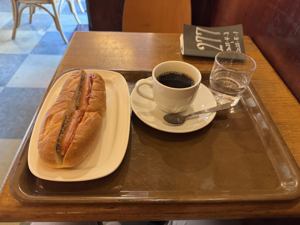朝食は ホットドッグ